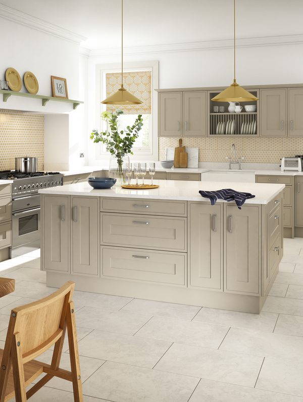 Edwardian shaker kitchen door in Painted Cashmere finish